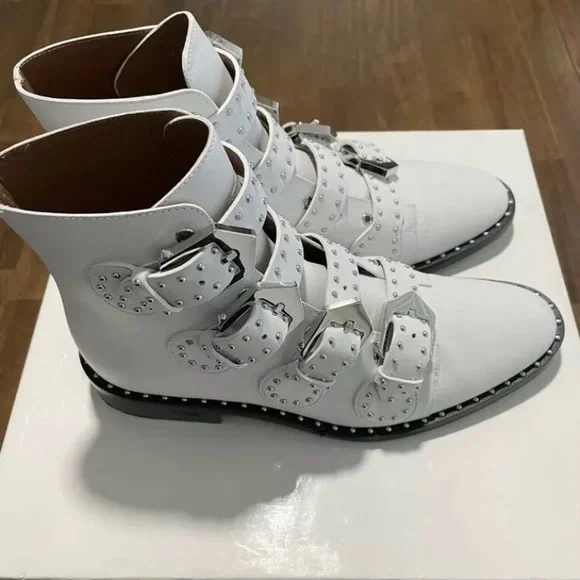 GIVENCHY PARIS White Leather studded Ankle Boots Sz 38.5.

To Lust For!!! - Picture 6 of 10
